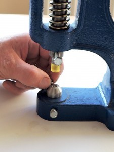 Chaton riveting rivet on hand press